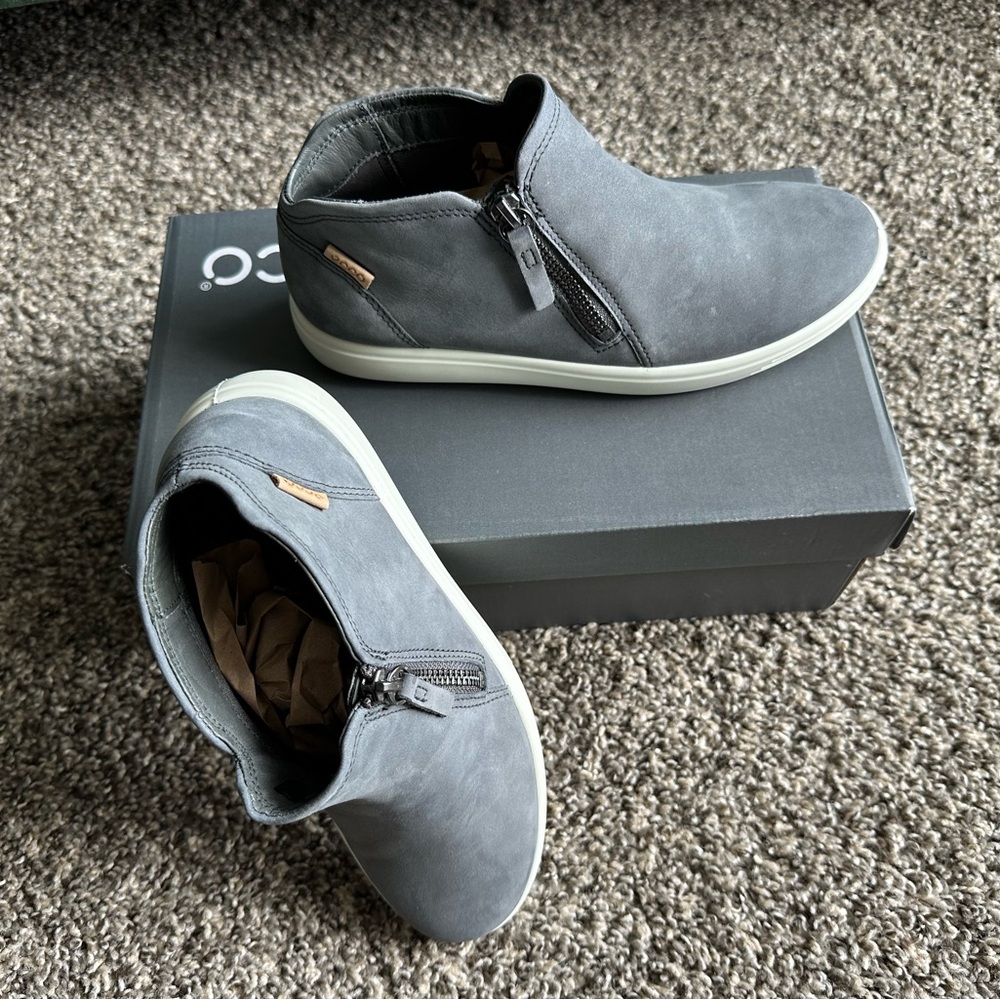 ECCO Soft 7. Women's Nubuck Zip Bootie. Size 6.5 - Picture 12 of 12